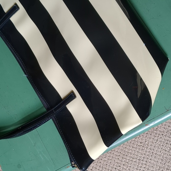 KATE SPADE BLACK & BEIGE PATENT LEATHER BAG - Picture 9 of 16